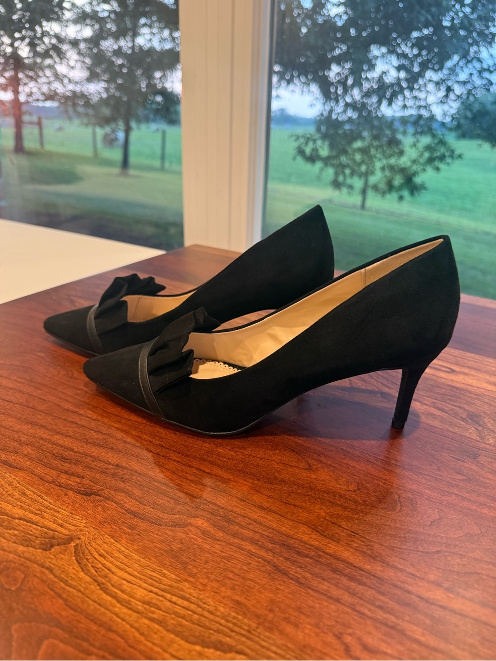 Journee Collection Black Pointed Toe Ruffle Pump - Picture 3 of 9